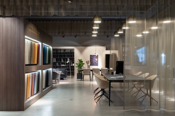 BoConcept 门店以温暖照明展示家具和面料样品。