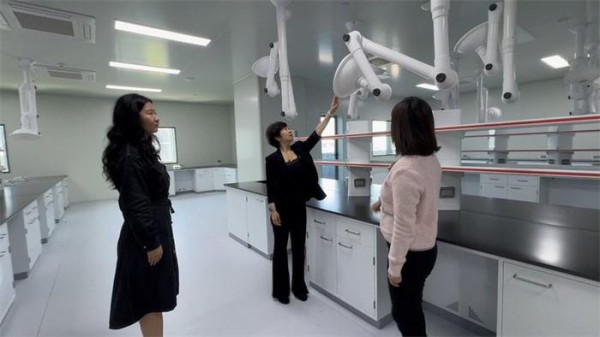 5月6日,国家干细胞工程技术研究中心雄安中心的工作人员正在查看实验室情况。天津日报记者 刘欣摄
