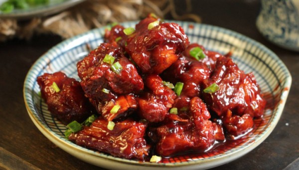 腐乳烧排骨 腐乳香味，色泽金红