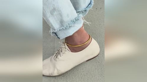 见多了带金手镯的 头一回见带金脚镯的