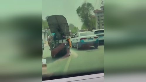 出租车突然起步拐弯 三轮车为避让瞬间翻车