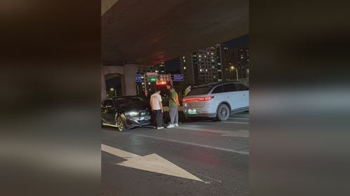 小车横跨多车道变道 视频车反应不及拦腰撞上