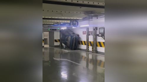 这是个停车位吗？网友：跟我学的侧方停车不太一样