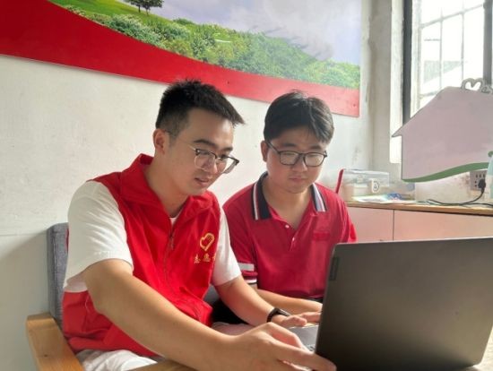 　　图为庐山市烟草专卖局青年志愿者进校园宣传