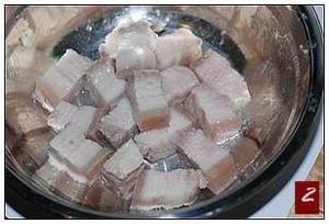 猪肉炖粉条的做法 步骤2