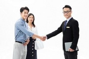 辽宁一女子持锤猛砸公交司机，故意伤人怎么定罪