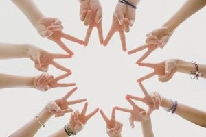 挥菜刀拦急救车男子被行政拘留10日