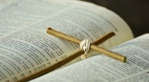 男子头套塑料袋手持菜刀抢劫获刑三年罚金千元