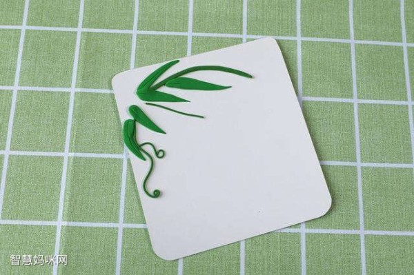 步骤3：然后接着用绿色粘土做出叶子并一一粘好。