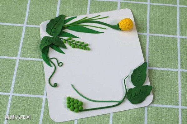 步骤5：然后用黄色粘土做一朵花粘在上面