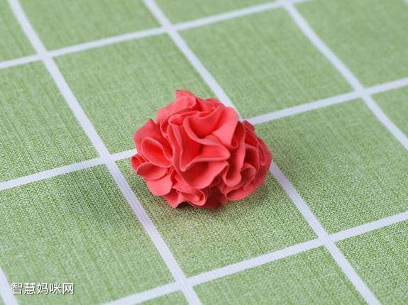 步骤9：多做几片花瓣然后合在一起。