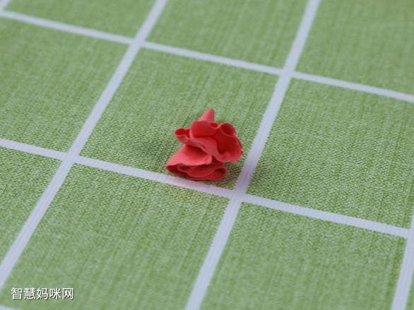 步骤8：然后捏着中心点来回折几下，就变成了上图的花瓣的样子。