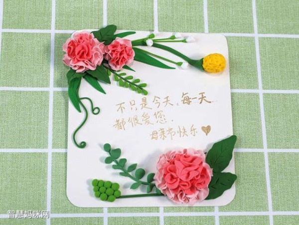 步骤14：把想对妈妈说的话写在上面，这样一张完整的贺卡就完成啦！相信妈妈一定会很喜欢！