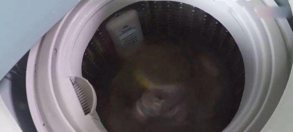 洗衣机桶清洗的正确方法（保持洗衣机清洁） 第2张