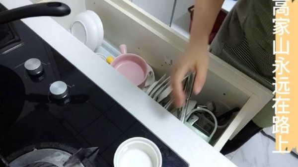 小厨房的日常清洗,虽然小,活却一样不少……