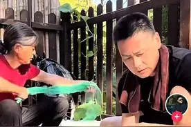 演员李飞陪妈妈卖废品,语气严厉神情不悦,开豪车出行只挣23元图片