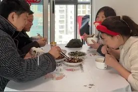 96年夫妻裸辞回家,昨天还了30万房贷,今天在家卖废品赚钱,节俭的生活丢人吗#记录真实生活 #平平淡淡小日子 #日常vlog视频封面