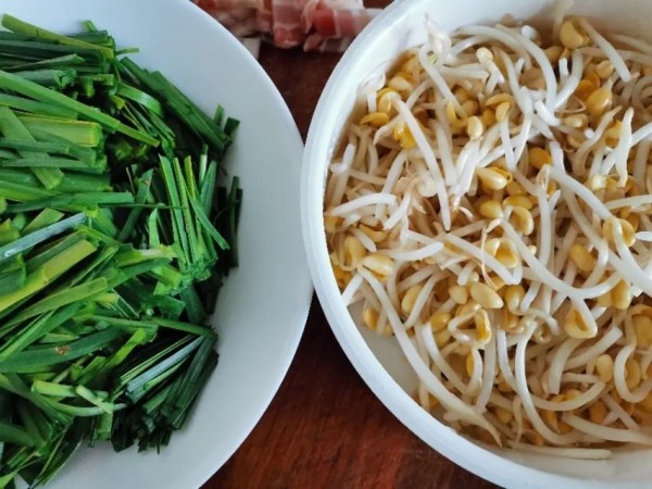 韭菜可以搭配黄豆芽一起吃，同食可排毒瘦身