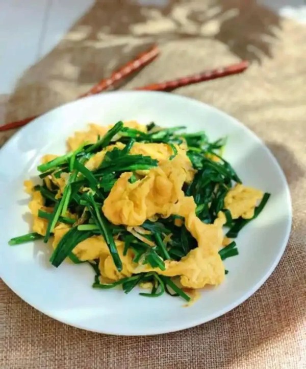 韭菜可以搭配鸡蛋一起吃，同食可改善肝肾功能促进消化健康