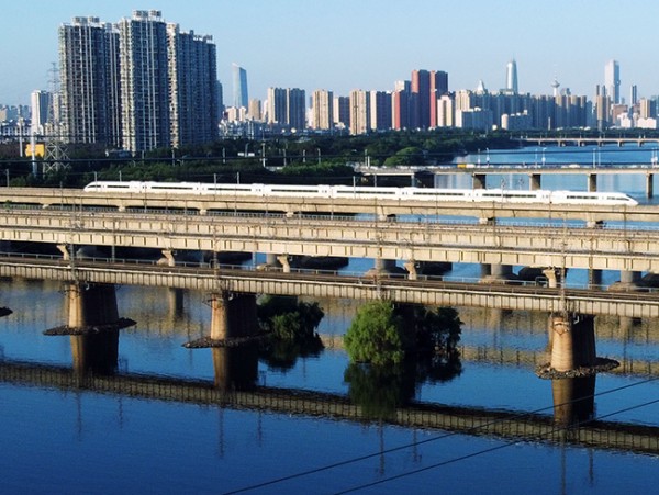 秋高氣爽，來自全國的各車次高鐵馳騁在沈陽。張文魁 攝