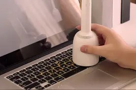 桌面清洁工作太烦人!这款键盘也能用的吸尘器,帮了我大忙……图片