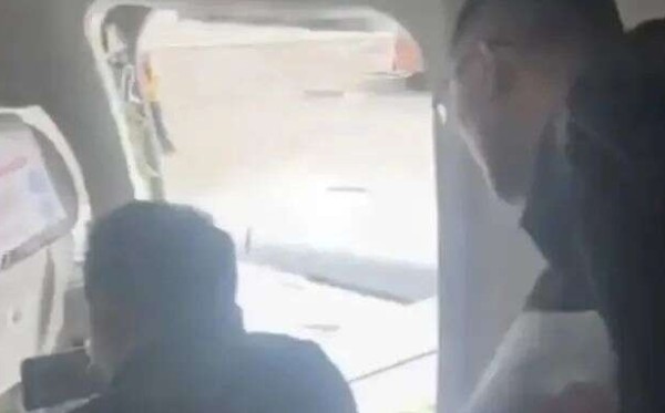 热搜第一！男子擅自打开飞机安全门或赔十几万？律师解读→