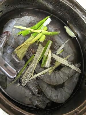 微波炉烤虾,零失败,好吃到停不下来,可以常备的做法 步骤1