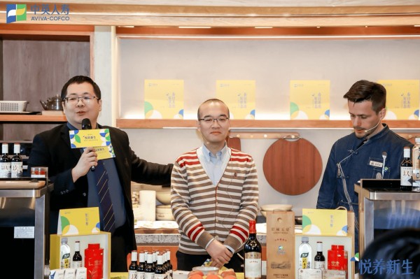 图为:中英人寿康养协同部总监 潘峻山(左一)中粮营养研究院正高级工程师 刘斌(中间)