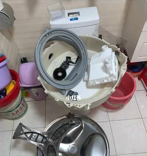 壁挂洗衣机清洗全攻略（一步步教你如何拆开壁挂洗衣机进行彻底清洗） 第3张