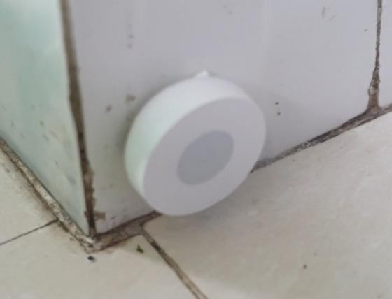 上图:安装在长辈厨房的烟雾报警设备、防水浸报警设备