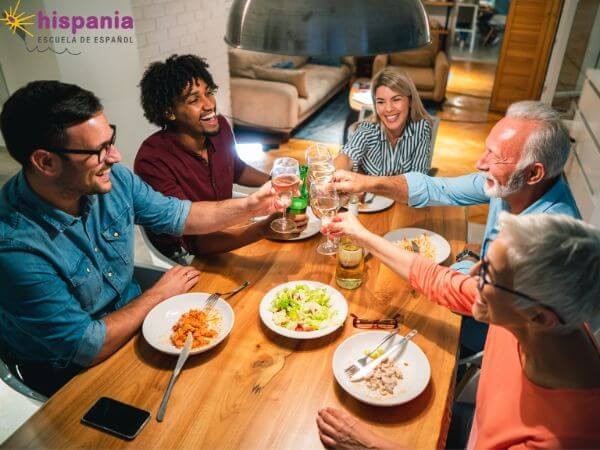 与寄宿家庭共进晚餐。 Hispania, escuela de español