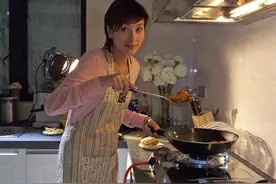 洗了几年衣服才知道,脏衣服最怕的不是洗衣机,泡一泡衣服亮如新图片