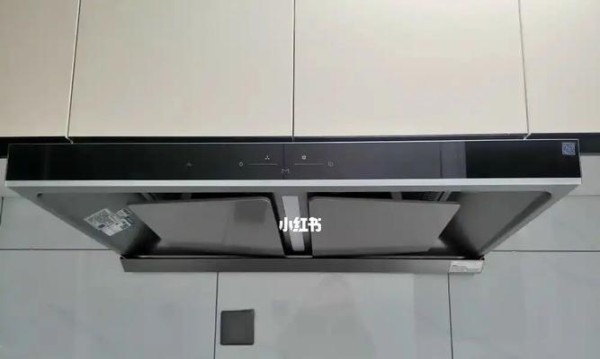 老板油烟机油污渍清洗攻略（去除老板油烟机顽固油污的方法及技巧）