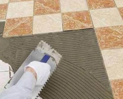 卫生间瓷砖怎么选? 老师傅: 这样装才能防水, 后悔家里装早了