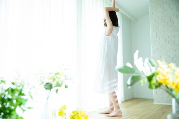 生活リズムを整え伸びをする女性
