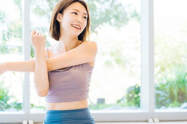 生活リズムの整えるため運動をする女性