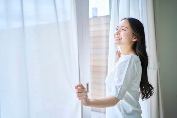 生活リズムを整えて微笑む女性