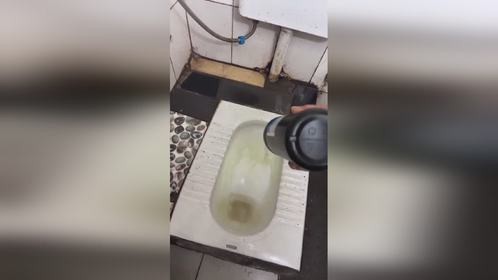 实测酊淳快速清洗饭店卫生间蹲坑马桶内的坚硬黄垢尿垢