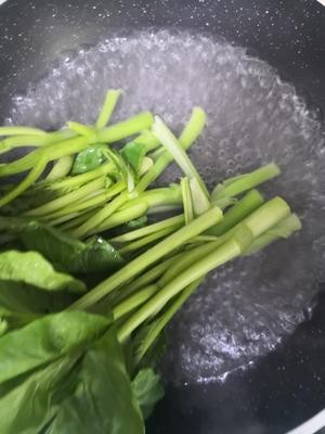 白/清灼广东菜心(无油减脂菜!)简单零失败的快手菜!分分钟搞定!的做法 步骤2