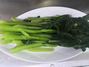 白/清灼广东菜心(无油减脂菜!)简单零失败的快手菜!分分钟搞定!的做法 步骤3