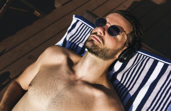 hombre haciendo respiracion abdominal