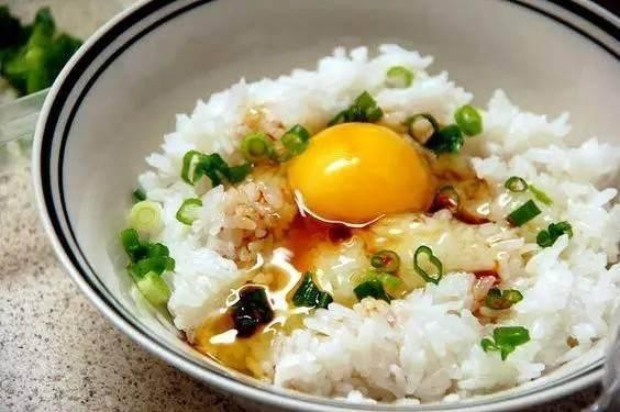 家里有剩饭吗？千万不要扔，这个小妙招，让剩饭变成美味早餐！