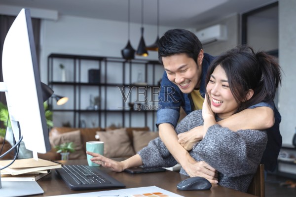 亚洲结婚夫妇在家里一起工作放松休闲的生活方式，在家隔离远程工作想法的概念照片摄影图片