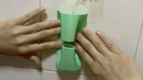 把洗衣液把手粘在卫生间，拿来挂盆子，太实用了