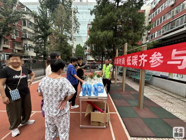 活动现场，一盆盆被精心挑选的绿植有序排放在一起，居民们纷纷拿着积存已久的纸箱、塑料瓶、废旧电池等，前来参加此次物品置换活动，大家在社区工作人员的指引下，有序换走心仪的绿植。现场，垃圾分类人员生动形象地介绍垃圾分类重要性和具体操作方法，让原本枯燥的知识变得生动有趣。
