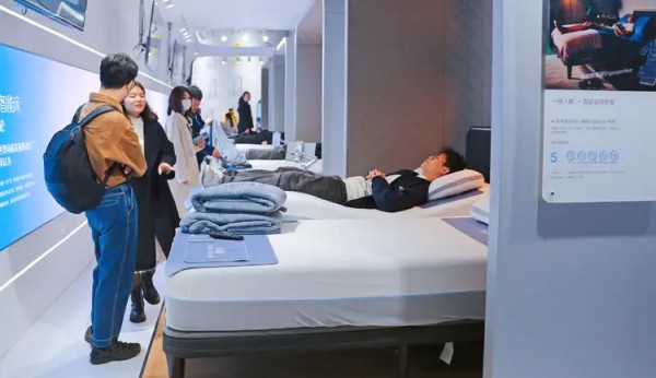 观众在上海家电展上了解体验智能床产品。（图片由CNSPHOTO提供）