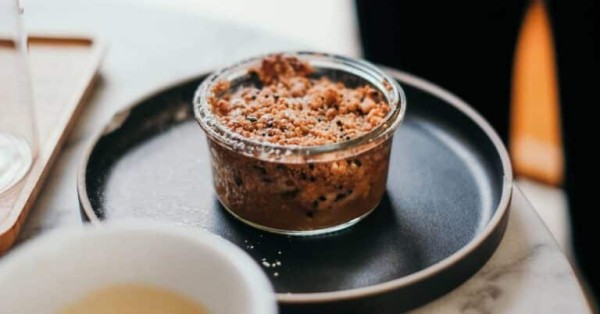apple crumble vegano en un bol