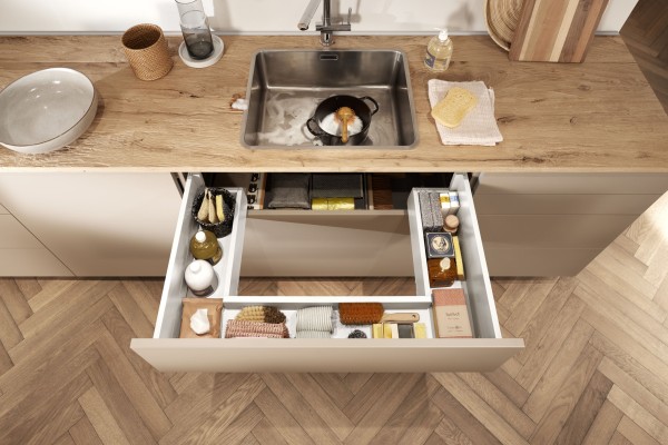 Ein Schrank in Form eines U-Auszugs unter der Spüle in der Küche