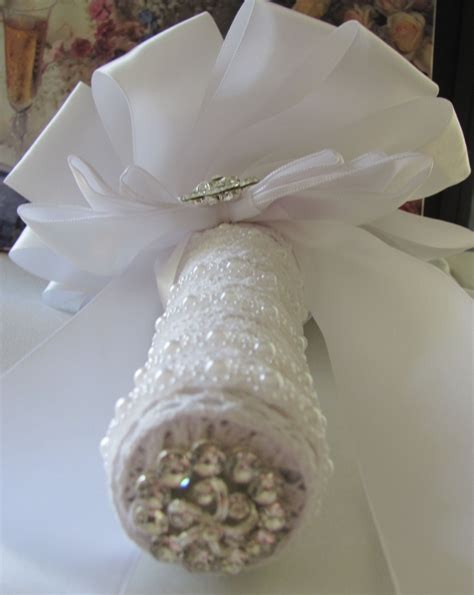 How to make a wedding bouquet with a bouquet holder