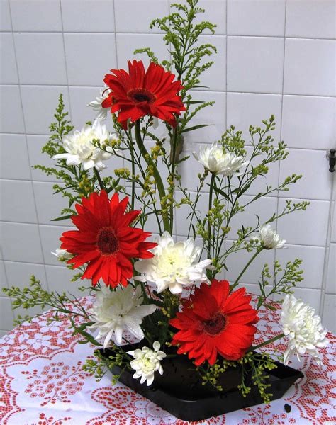 What are the five basic types of flower arrangements? .